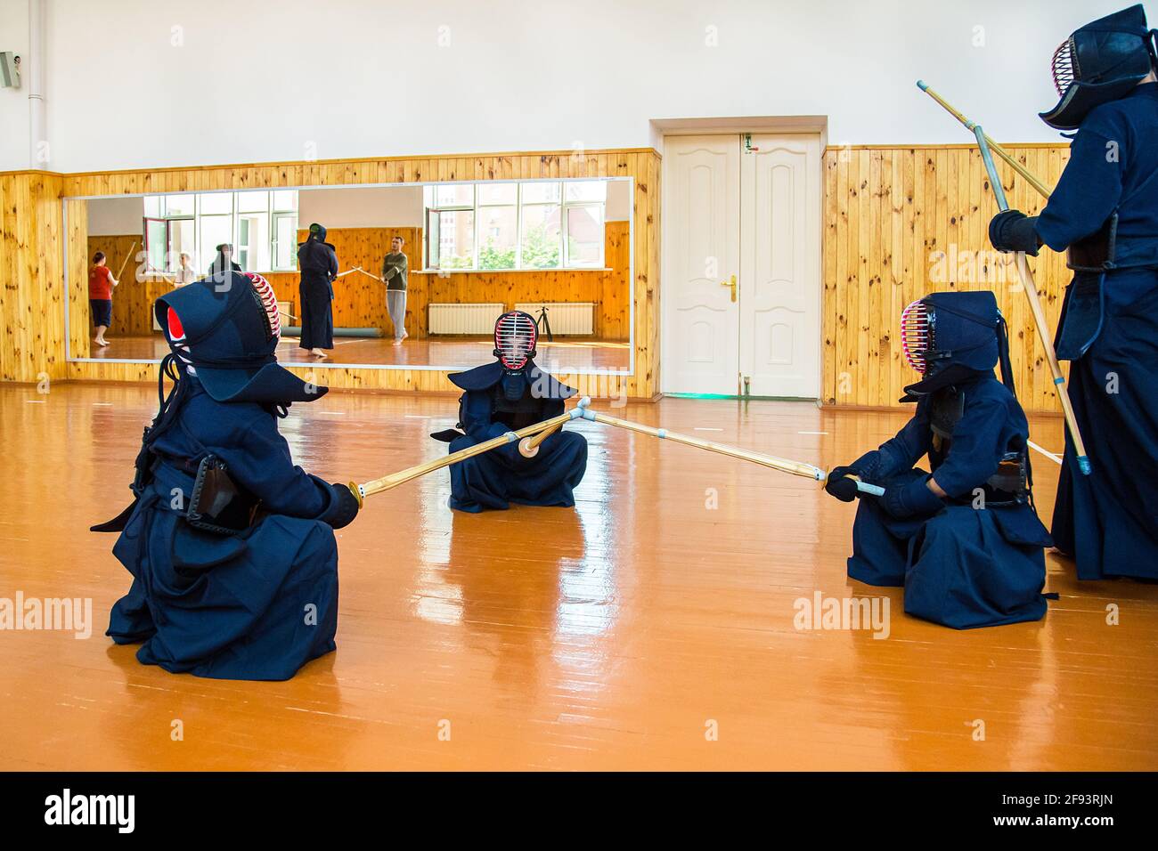 Arte marziale giapponese di combattere la spada. Scuola per bambini e adulti. Sport. Foto Stock