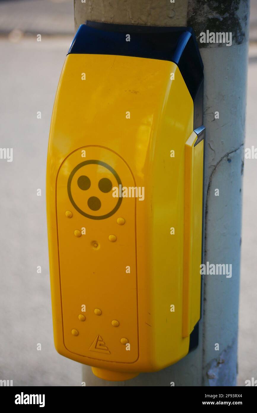 primo piano di un interruttore a pulsante su un pedone semaforo per la tendina parasole Foto Stock