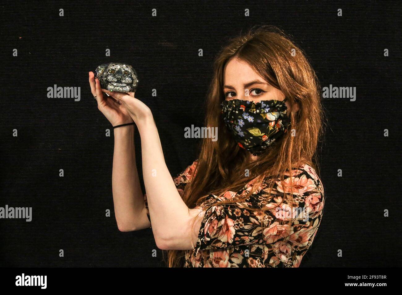 londra, Regno Unito. 16 Apr 2021. In mostra una gamma di accessori di lusso per una spedizione post-lockdown elegante, tra cui una selezione di classici e desiderabili Louis Vuitton Leopard Crystal Minaudirie, Judith Leiber,£ 300 - 500 Credit: Paul Quezada-Neiman/Alamy Live News Foto Stock