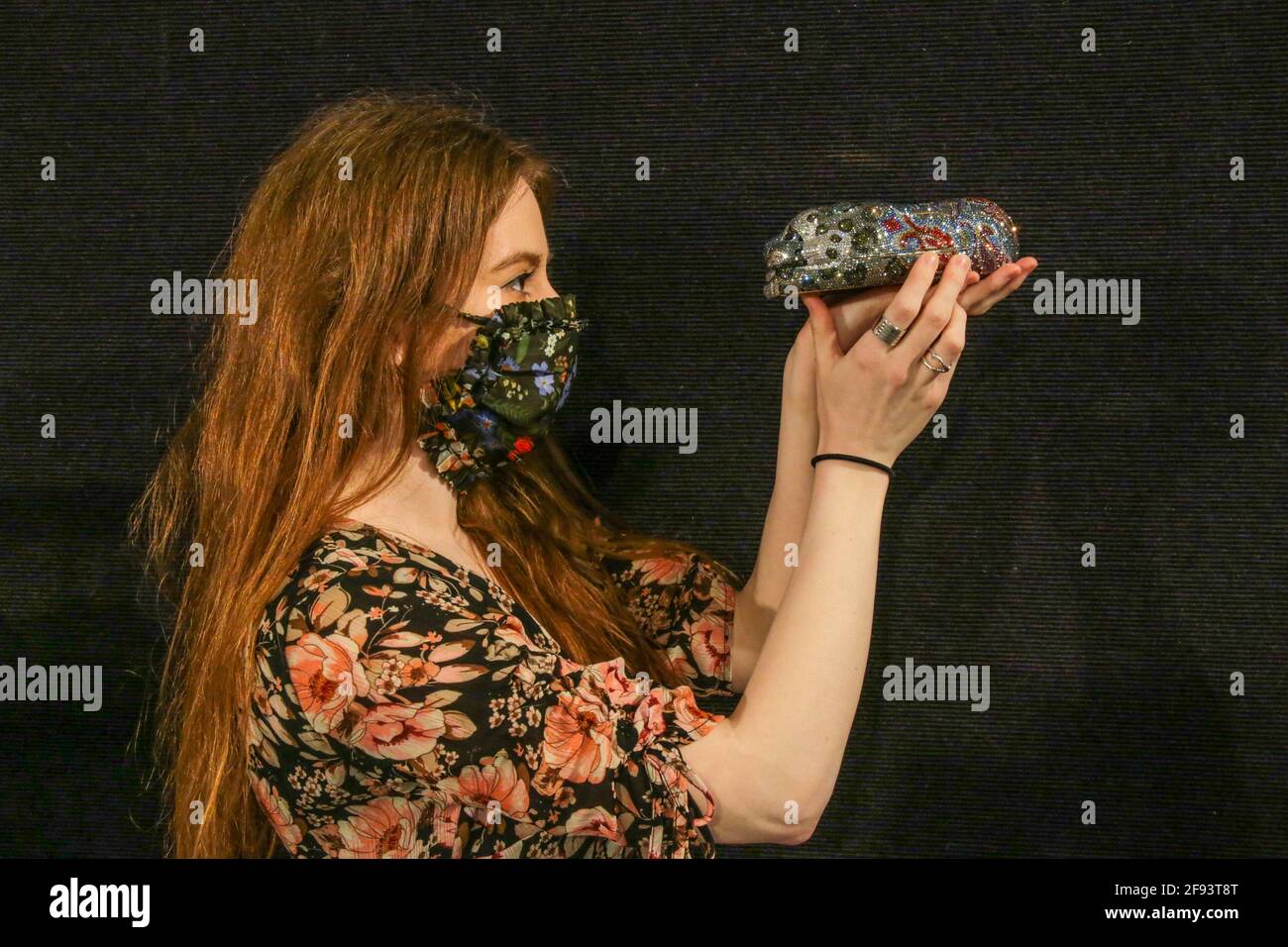 londra, Regno Unito. 16 Apr 2021. In mostra una gamma di accessori di lusso per una spedizione post-lockdown elegante, tra cui una selezione di classici e desiderabili Louis Vuitton Leopard Crystal Minaudirie, Judith Leiber,£ 300 - 500 Credit: Paul Quezada-Neiman/Alamy Live News Foto Stock