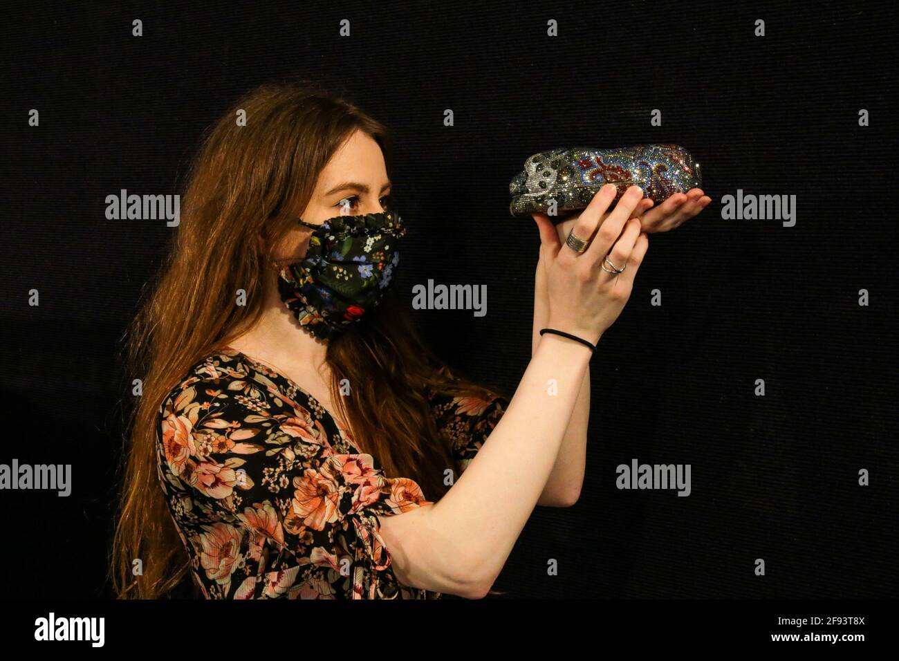 londra, Regno Unito. 16 Apr 2021. In mostra una gamma di accessori di lusso per una spedizione post-lockdown elegante, tra cui una selezione di classici e desiderabili Louis Vuitton Leopard Crystal Minaudirie, Judith Leiber,£ 300 - 500 Credit: Paul Quezada-Neiman/Alamy Live News Foto Stock