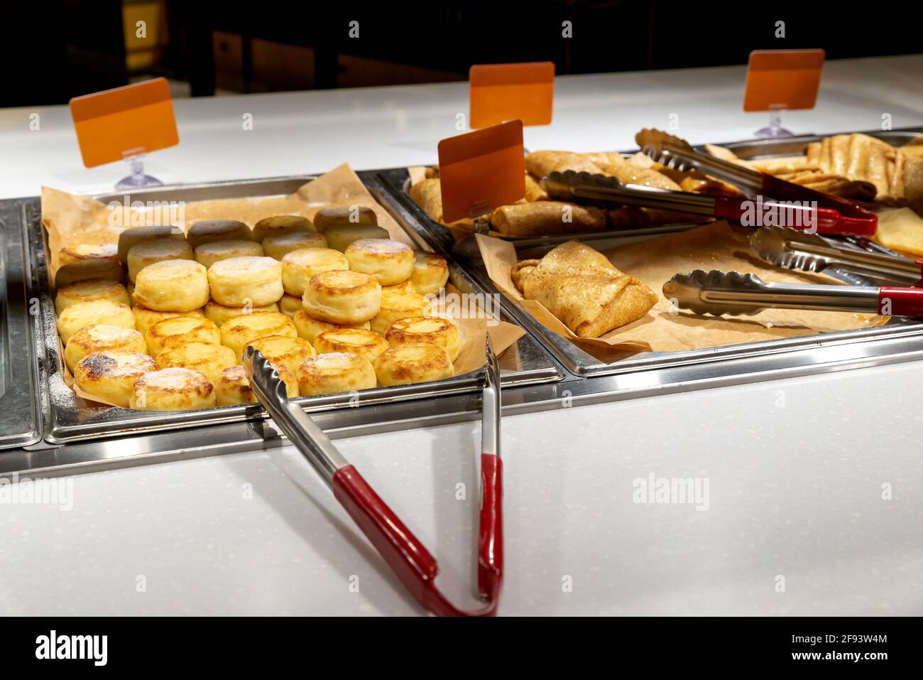 torte di cagliata, torte di cagliata, pancake sulla linea di distribuzione, ristorante self-service. Copispace Foto Stock