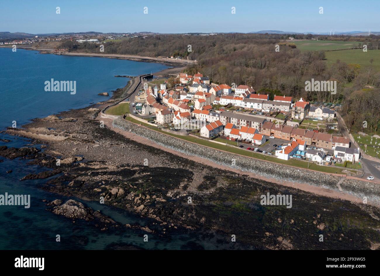 Vista aerea di West Wemyss un piccolo villaggio di pescatori sulla costa di Fife, Scozia, Regno Unito. Foto Stock