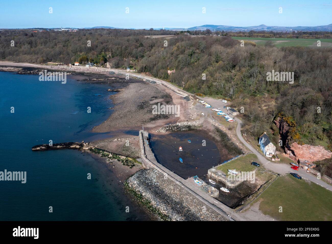 Vista aerea di West Wemyss un piccolo villaggio di pescatori sulla costa di Fife, Scozia, Regno Unito. Foto Stock