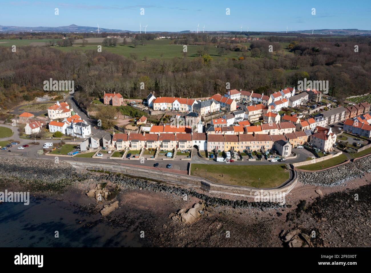Vista aerea di West Wemyss un piccolo villaggio di pescatori sulla costa di Fife, Scozia, Regno Unito. Foto Stock