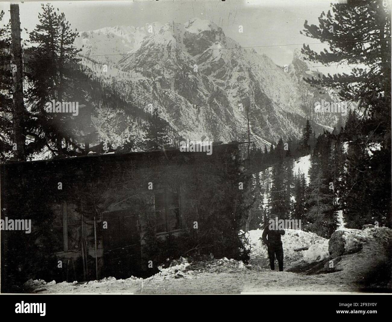 Campo di lavoro su un prato di passera con la Dürrenstein sullo sfondo, preso nel febbraio 1916. Foto Stock