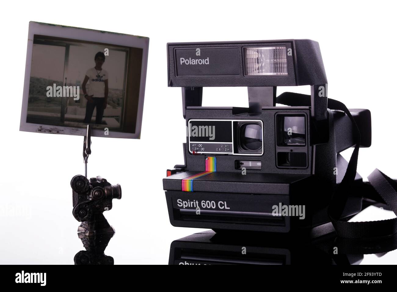 8 aprile 2021: Gaziantep, Turchia. Una telecamera Polaroid SX-70, prodotta  nel 1972. Polaroid è stata la prima azienda a creare la fotocamera  istantanea che ha creato una stampa sviluppata poco dopo aver