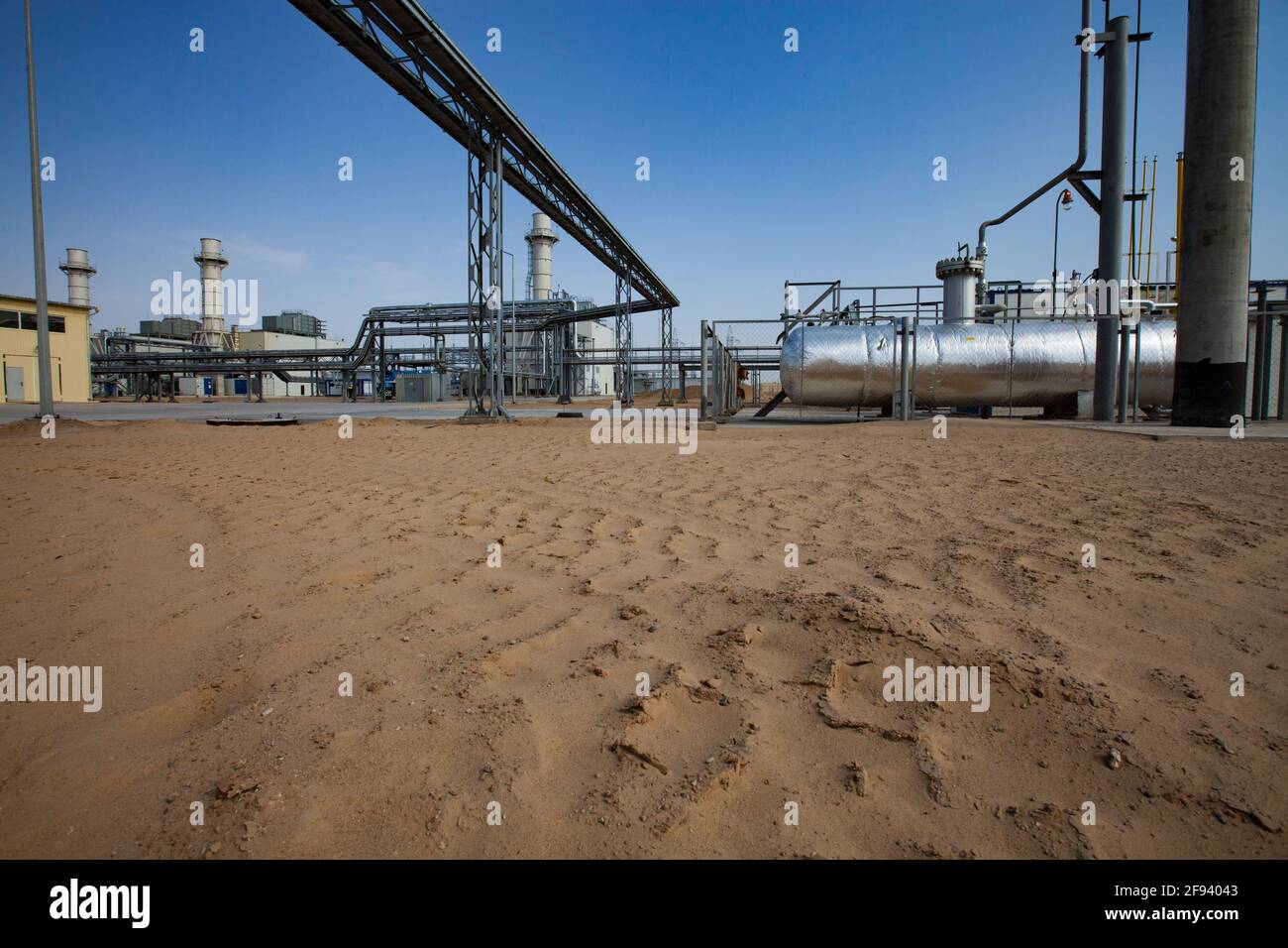 Regione di Kzylorda/Kazakhstan - Maggio 01 2012: Moderna centrale a gas nel deserto. Scambiatore di calore, tubazioni e camini. Sabbia gialla in primo piano. Foto Stock