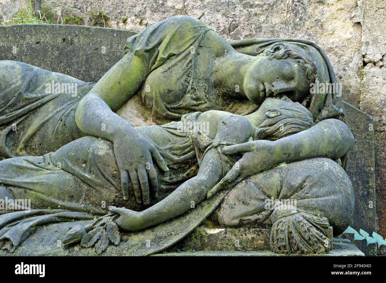 Statua lutto di Madre e bambino - vecchio cimitero a Krasna Lipa, repubblica Ceca, Europa Foto Stock