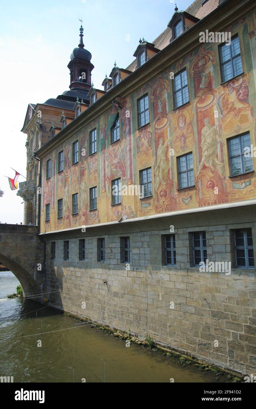 Murale sul vecchio municipio, dal ponte sul fiume Regnitz, Bamberga, Baviera, Germania Foto Stock