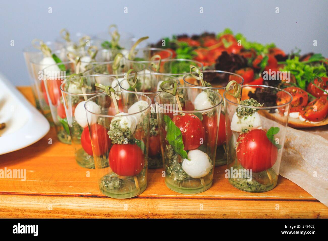 Servizio catering. Spuntini per gli ospiti sul tavolo. Foto Stock