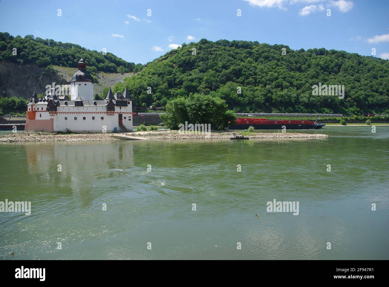Cargo chiatta passando Pfalzgrafenstein castello, Falkenau isola, Nr. Coblenza, Germania Foto Stock