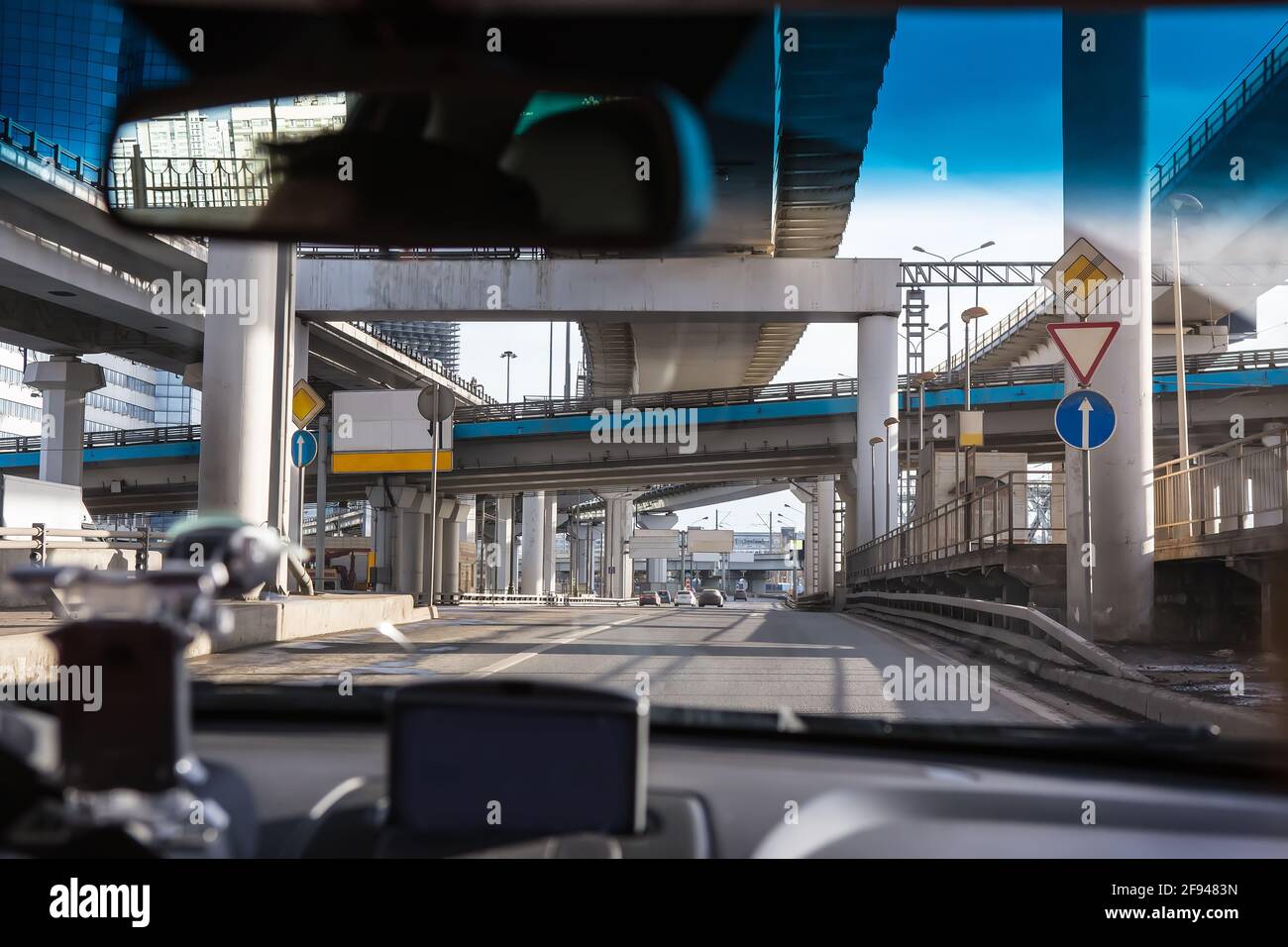 vista dello svincolo stradale multilivello al centro di la città dall'interno dell'auto attraverso il parabrezza Foto Stock vista dello svincolo stradale multilivello al centro di la città dall'interno dell'auto attraverso il parabrezza Foto Stock
