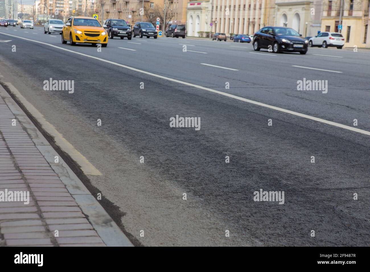 Traffico in auto sul viale a più corsie della città Foto Stock