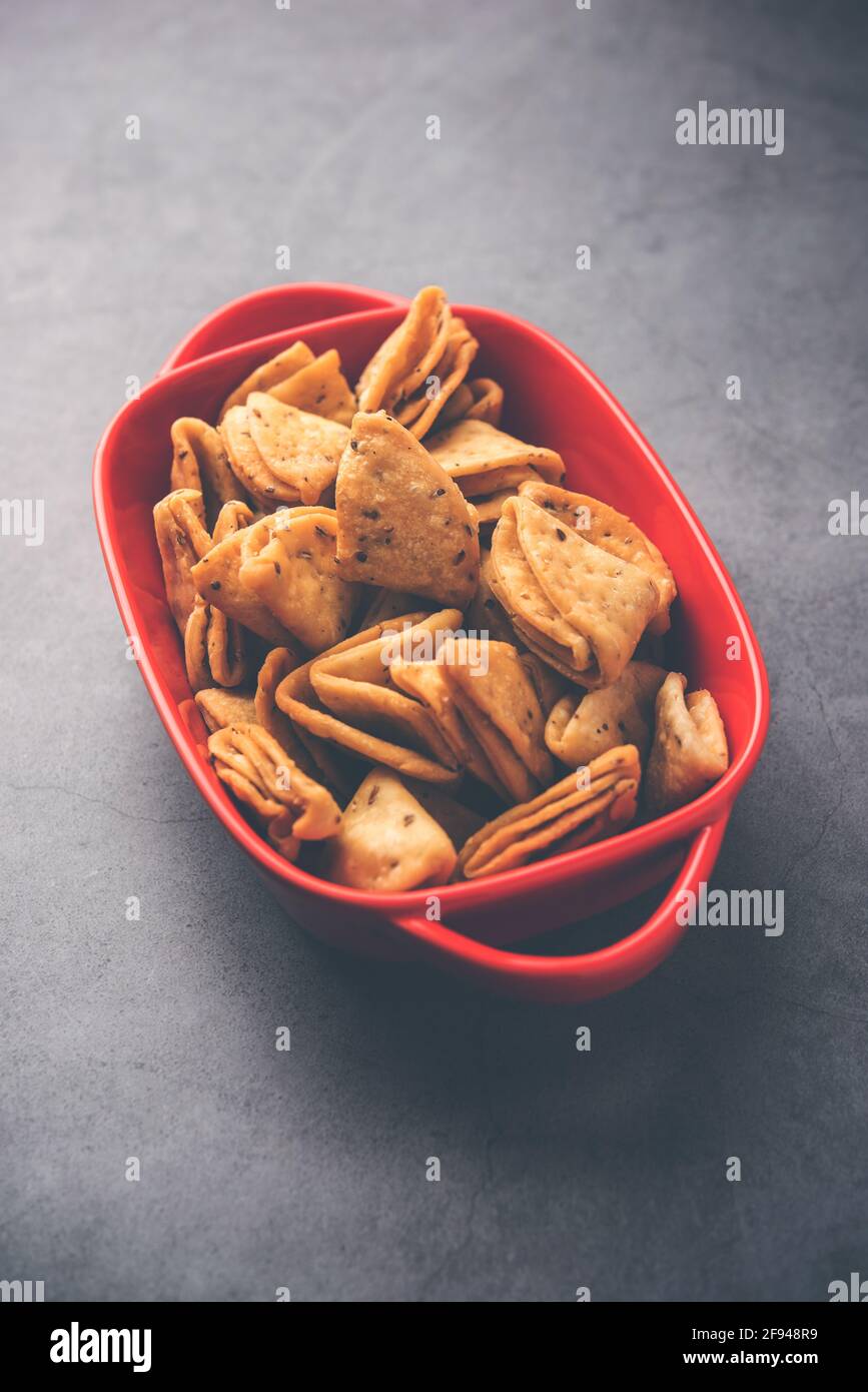 Stratificati o strisce Mathri o Mathiya è uno spuntino popolare Ricetta che la gente gode con il tè nell'India del Nord Foto Stock