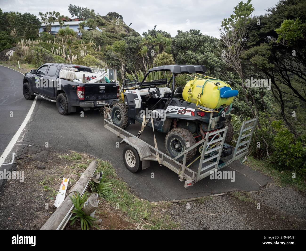 AUCKLAND, NUOVA ZELANDA - 15 aprile 2021: Vista di Polaris rzr xp 900 efi UTV utilitaria veicolo terreno equipaggiato con pompa irroratrice agricola, su rimorchio Foto Stock