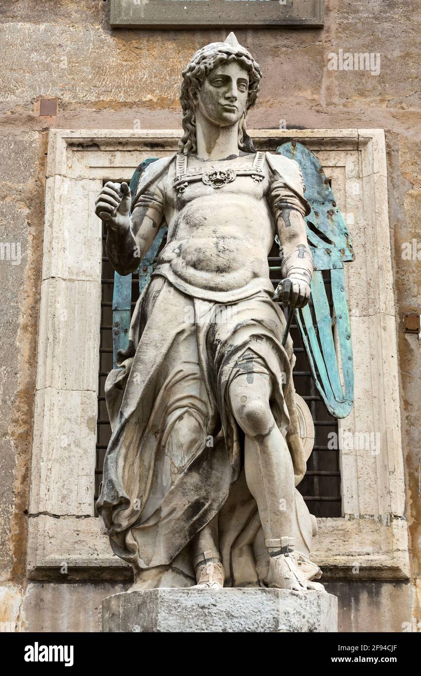 Roma - il Mausoleo di Adriano (Castel di Sant'Angelo). L'originale statua marmorea dell'angelo di Raffaello da Montelupo. Foto Stock