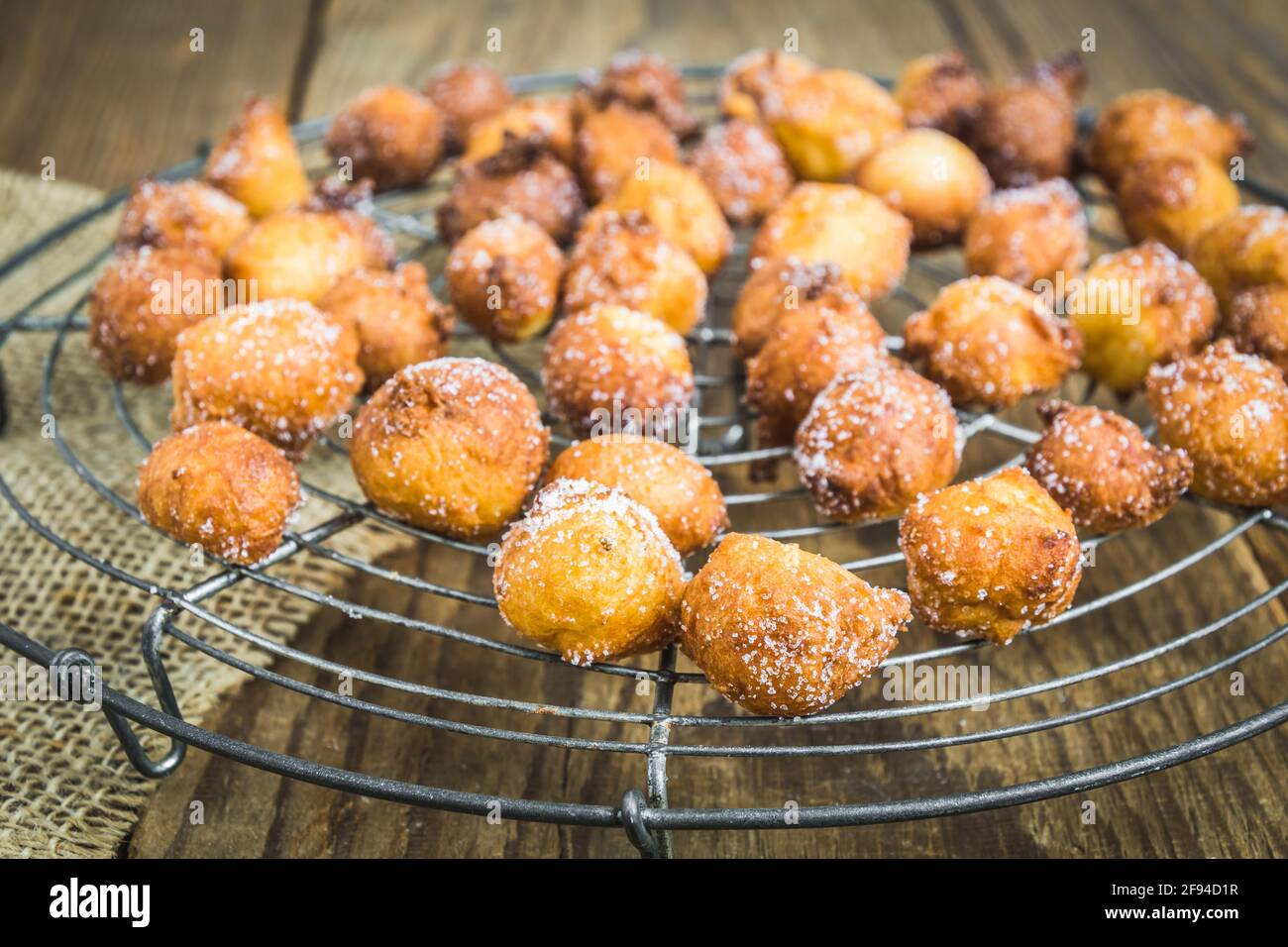 Castagnole, Mutzen o Castagnole fatte in casa, frittelle di carnevale tipiche tedesche o italiane con zucchero su una griglia di raffreddamento Foto Stock