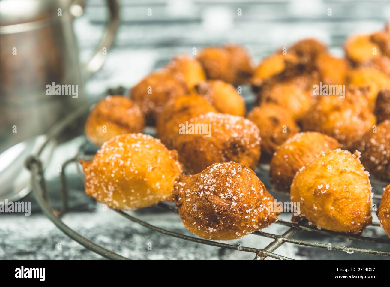Primo piano di Mutzen o Castagnole, frittelle di carnevale tipiche tedesche o italiane con zucchero su una griglia di raffreddamento Foto Stock