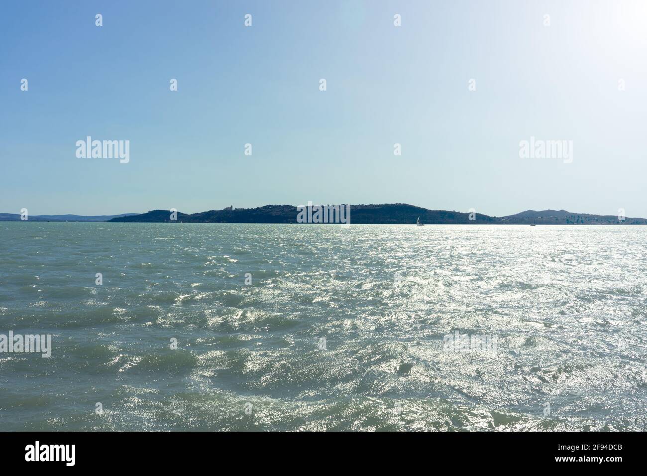 Semplice lago ondulato Balaton e la penisola di Tihany da Balatonfured . Foto Stock