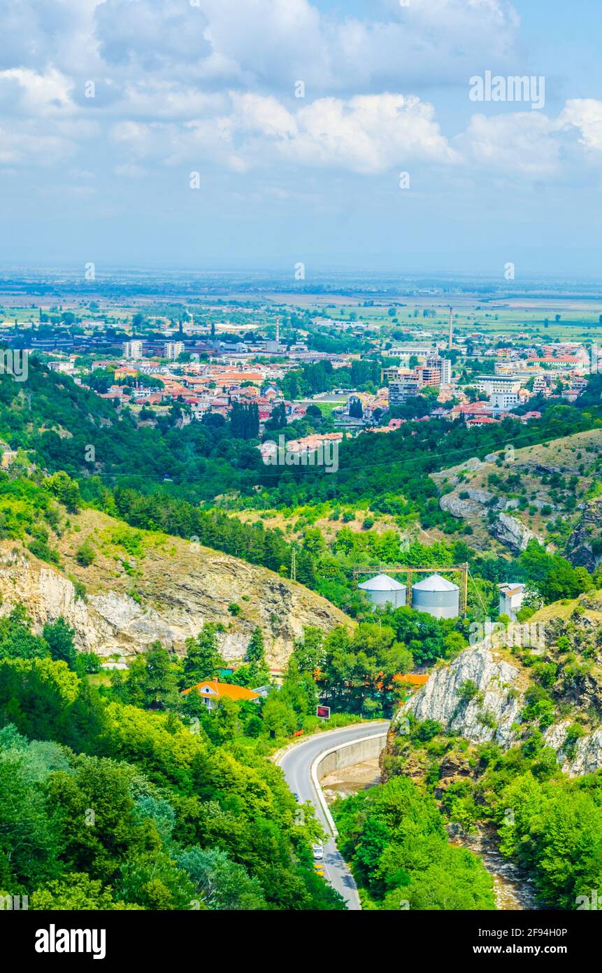 Veduta aerea della città bulgara di Asenovgrad Foto Stock