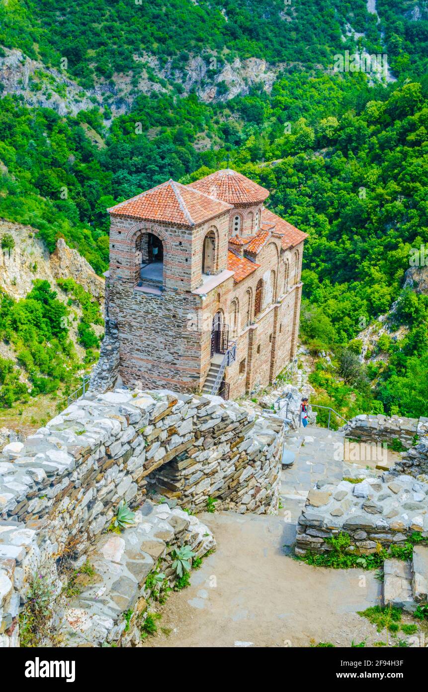 Veduta della Chiesa della Santa Madre di Dio all'interno della Fortezza di Asen nel monte Rodopi, Asenovgrad, Bulgaria Foto Stock