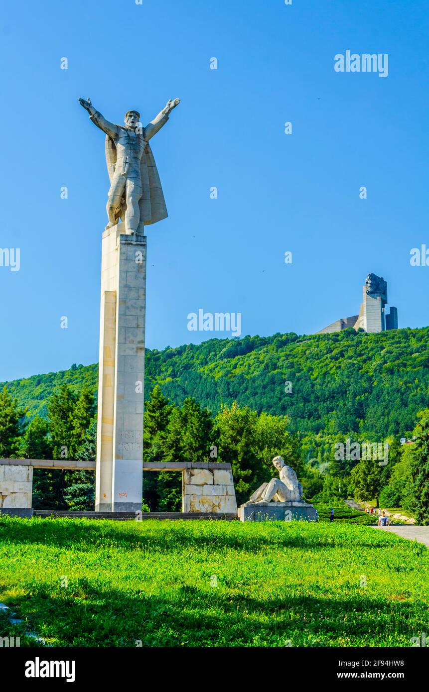 Vista del monumento liberty e dei monumenti del fondatore dello stato bulgaro a Shumen, Bulgaria Foto Stock