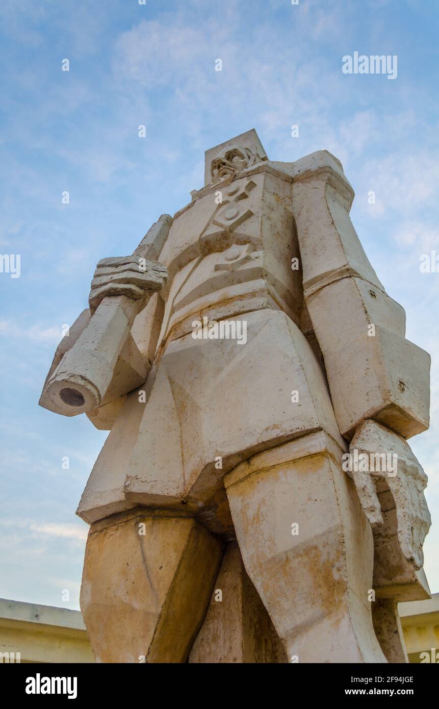 Vista di una statua monumentale accanto alla fortezza di kaliakra In Bulgaria Foto Stock