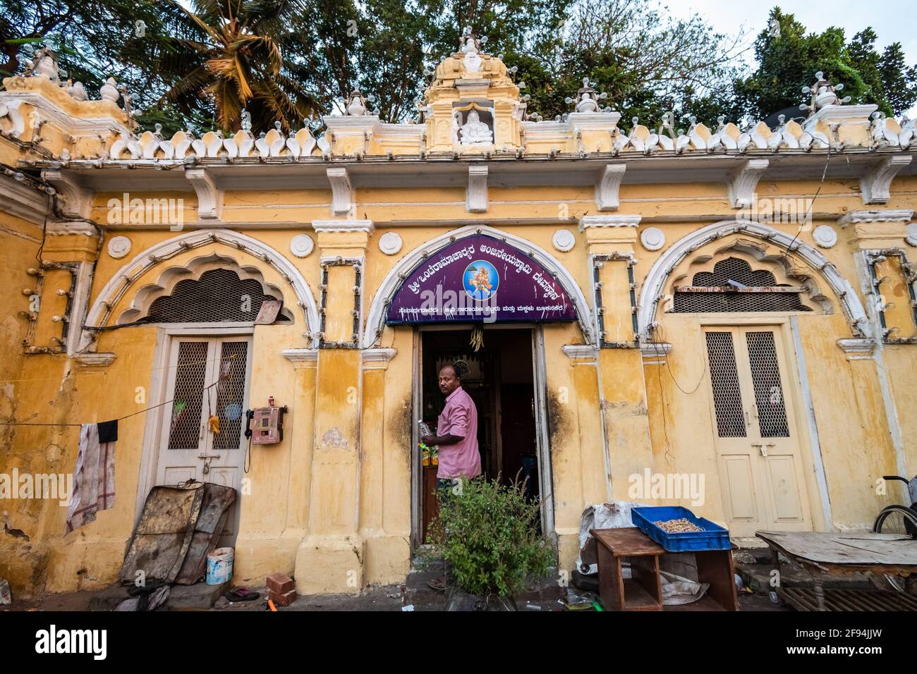 Mysuru, Karnataka, India - Gennaio 2019: Gli archi ornati di una struttura all'interno dello storico Palazzo Mysore. Foto Stock