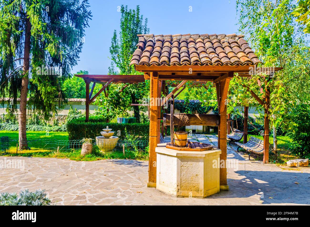 Pozzo di legno nel monastero di basarbovo in Bulgaria. Foto Stock