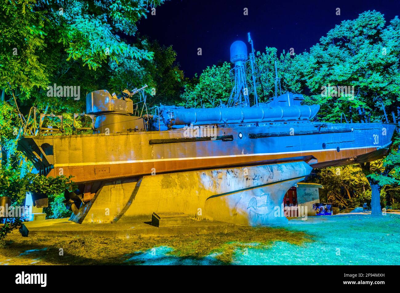 Sottomarino illuminato nel museo militare di varna durante la notte Foto Stock