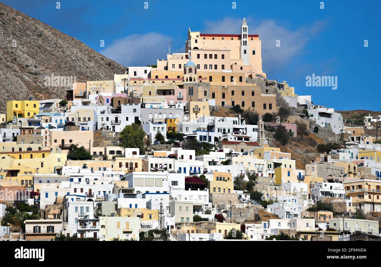 Paesaggio con vista panoramica di Ano Syros e la Cattedrale di San Giorgio in stile barocco sulla collina delle Cicladi del Sud Egeo, Grecia. Foto Stock