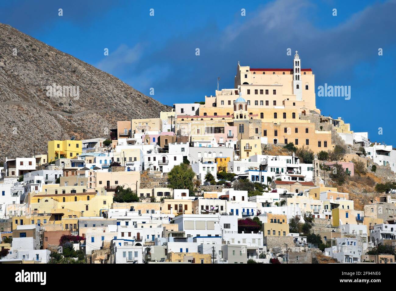 Paesaggio con vista panoramica di Ano Syros e la Cattedrale di San Giorgio in stile barocco sulla collina delle Cicladi del Sud Egeo, Grecia. Foto Stock