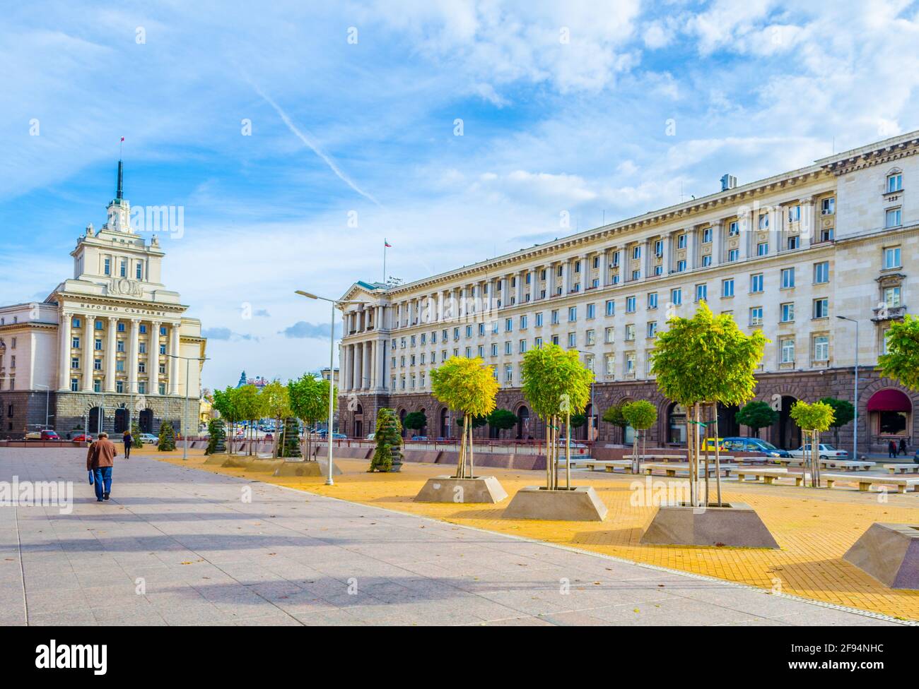 Vista della piazza dell'indipendenza dominata dall'edificio dell'assemblea nazionale - ex sede del partito comunista bulgaro - a Sofia, Bulgaria Foto Stock
