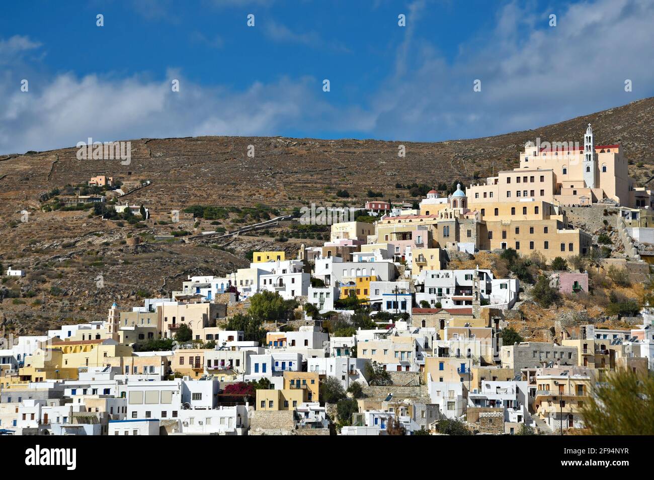 Paesaggio con vista panoramica di Ano Syros e la Cattedrale di San Giorgio in stile barocco sulla collina delle Cicladi del Sud Egeo, Grecia. Foto Stock