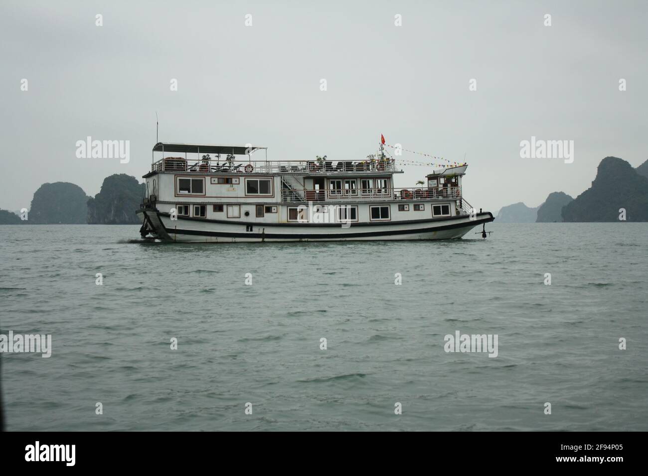 Fotografie di diverse navi e camicie a Halong Bay, Vietnam. Preso da diversi punti di osservazione il 06/01/20 durante il giorno. Foto Stock