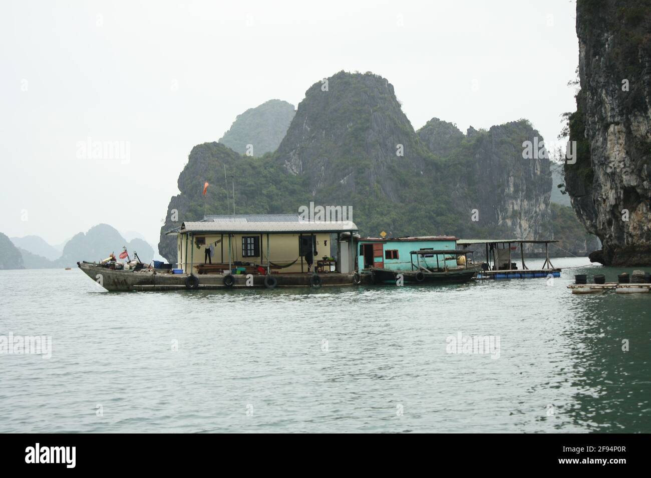 Fotografie di diverse navi e camicie a Halong Bay, Vietnam. Preso da diversi punti di osservazione il 06/01/20 durante il giorno. Foto Stock