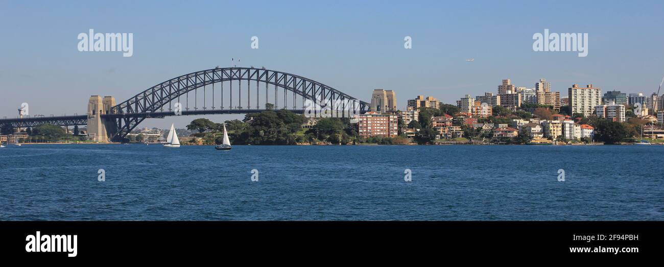 Sydney Harbour Bridge e barche a vela. Foto Stock
