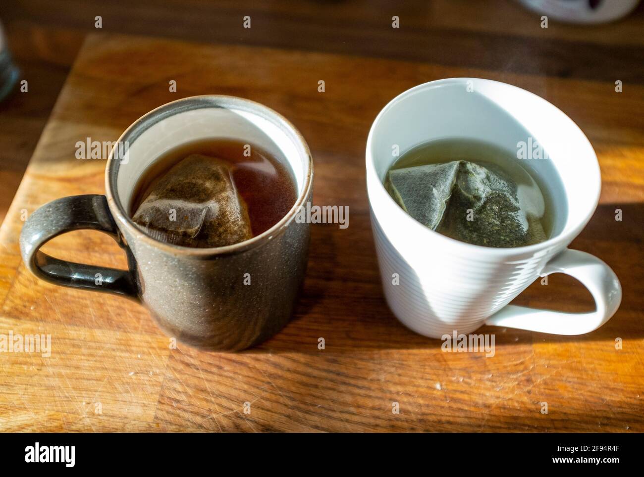 Bustine di tè di tè tradizionali costruttori e tè alle erbe in tazze Foto Stock