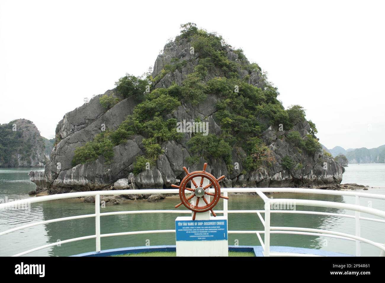 Fotografie di navi nella baia di ha Long, Vietnam da diverse prospettive, scattate durante il giorno in condizioni di maltempo il 06/01/20. Foto Stock