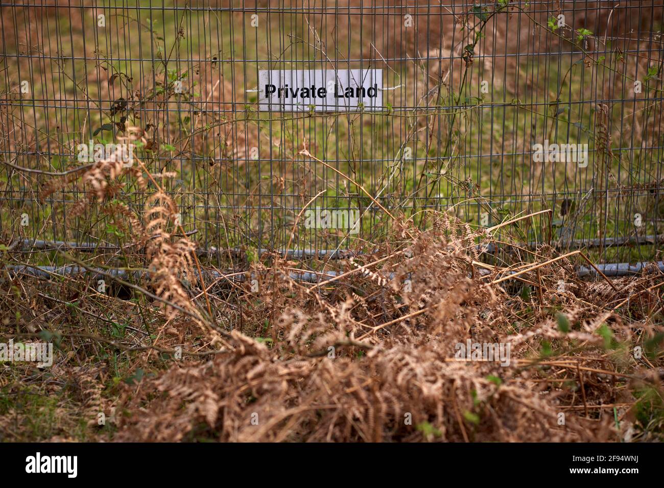 Terra privata, senza cartelli di ingresso, nessun cartello pubblico sul diritto di strada nel Regno Unito Foto Stock