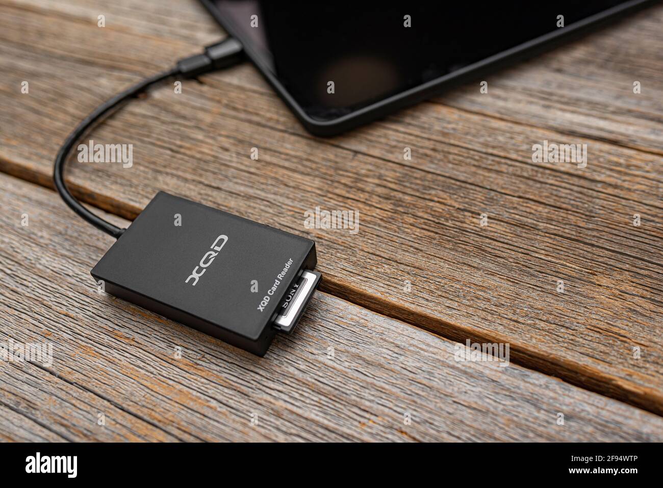 Uno smartphone Samsung Galaxy Note con una scheda di memoria XQD collegata tramite OTG tramite un lettore di schede. Foto Stock