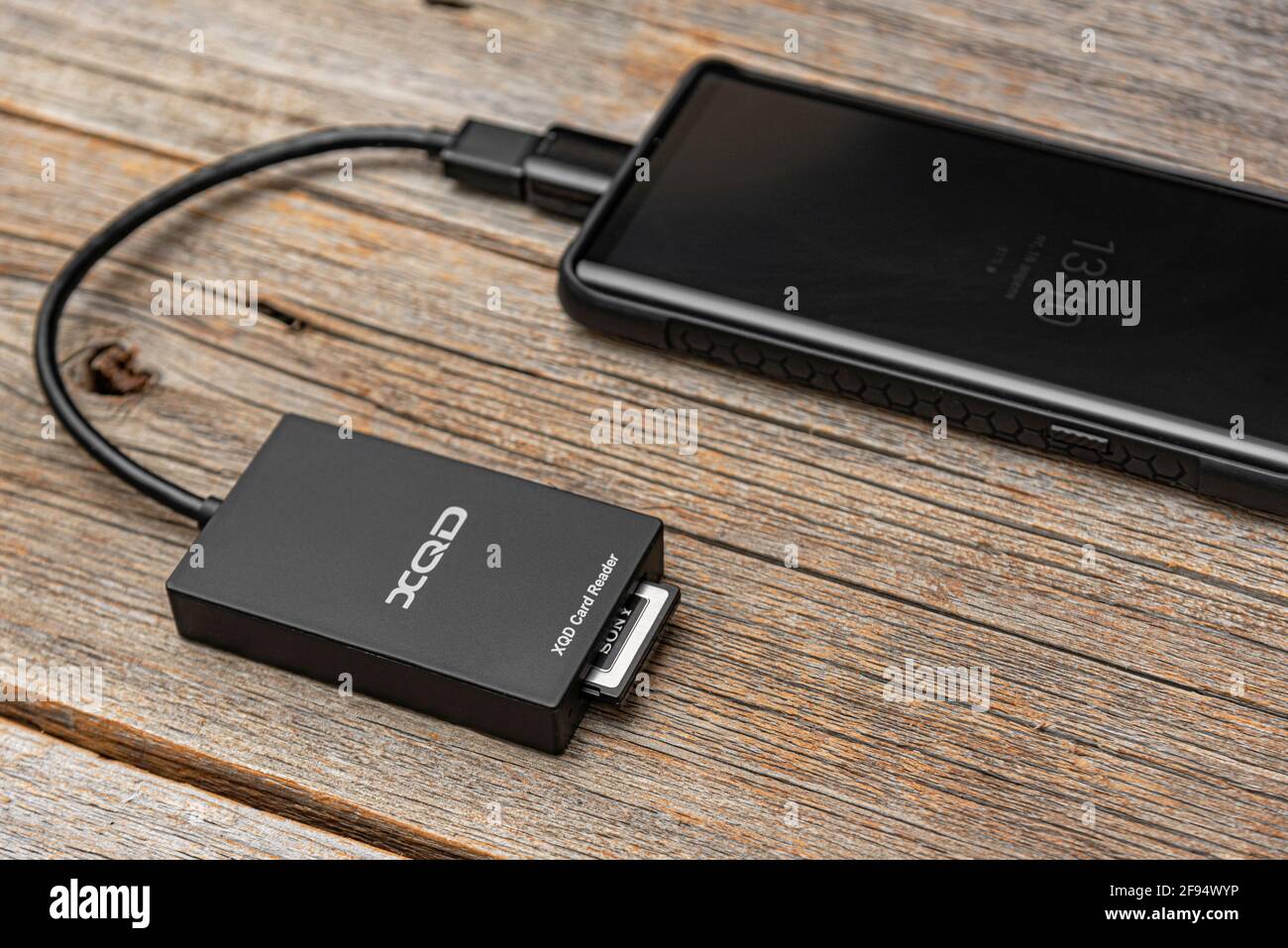 Uno smartphone Samsung Galaxy Note con una scheda di memoria XQD collegata tramite OTG tramite un lettore di schede. Foto Stock