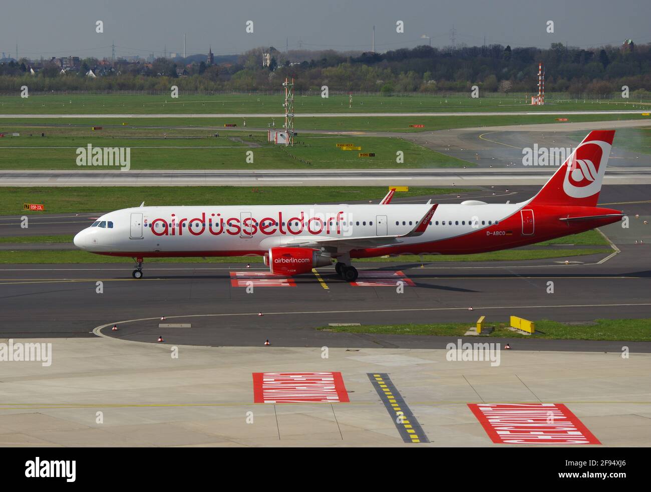 Düsseldorf, Germania - 10 aprile 2016: Airbus A 321-200 di Air Berlin con livrea "Air Düsseldorf" all'aeroporto di Dusseldorf Foto Stock
