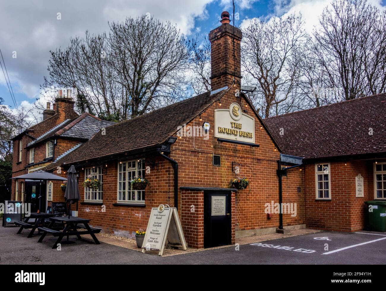 The Round Bush Pub Aldenham Hertfordshire Regno Unito Foto Stock