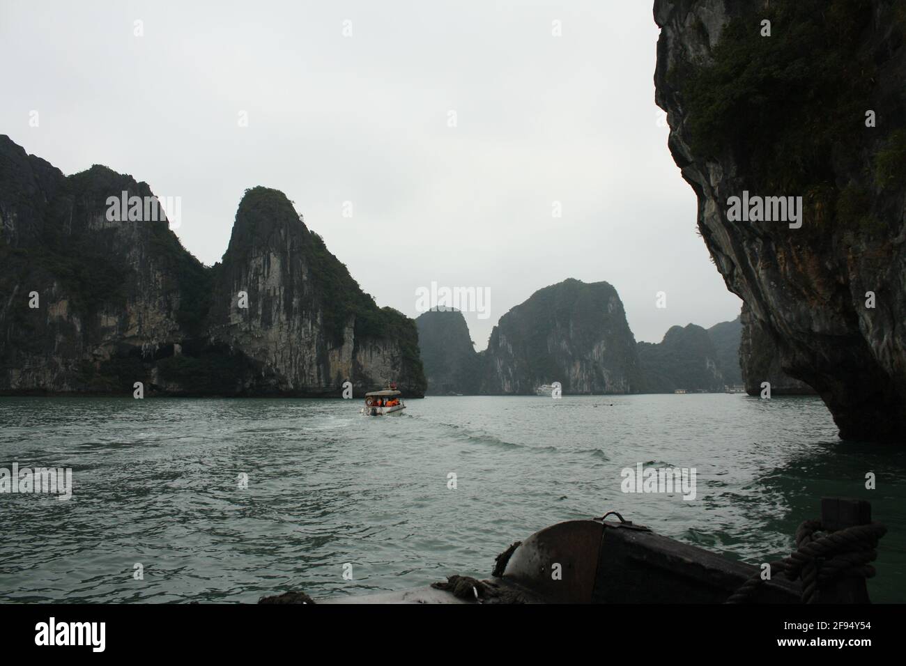 Fotografie delle isole, delle formazioni e del traffico sull'acqua della Baia di ha Long. Panorami e panorami. Preso in Vietnam durante il giorno 07/01/20. Foto Stock