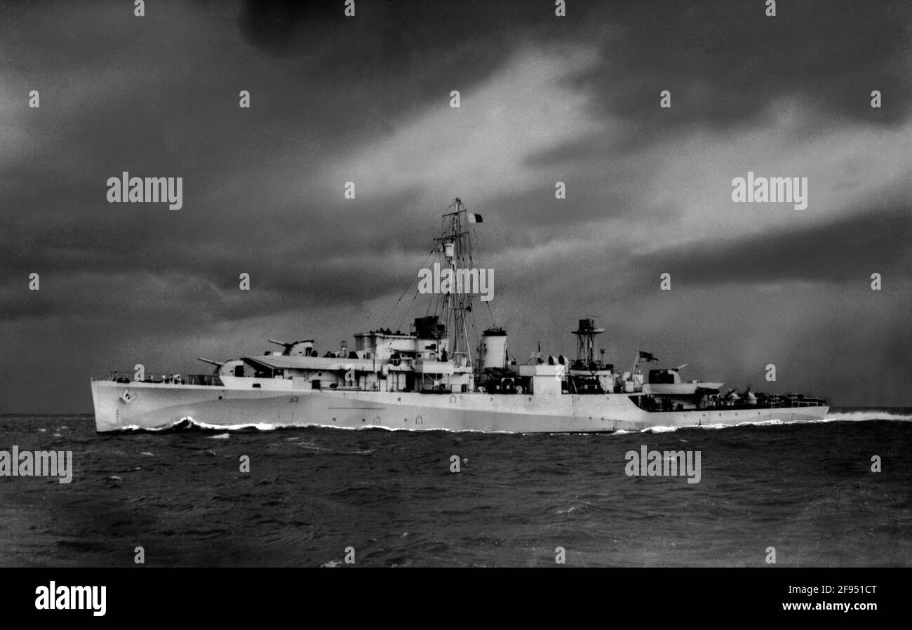 AJAXNETPHOTO. DATA SCONOSCIUTA. IN MARE, ACQUE BRITANNICHE. HMS MAGPIE, QUI IN CORSO DI GUERRA IN CAMOFLAGE, FU UN SWAN SLOOP NERO MODIFICATO, COSTRUITO DA THORNYCROFT NEL CANTIERE WOOLSTON DI SOUTHAMPTON NEL 1941 COME U82. DISTRIBUITO AL MEDITRRANEAN RICLASSATO COME FREGATA (F82) SOTTO IL COMANDO DI LT.CMDR. S.A.R. IL PRINCIPE FILIPPO, DUCA DI EDIMBURGO. LA NAVE È STATA DEMOLITA NEL 1959. PHOTO:VT COLLECTION/AJAXNETPHOTO REF:VT9889 Foto Stock
