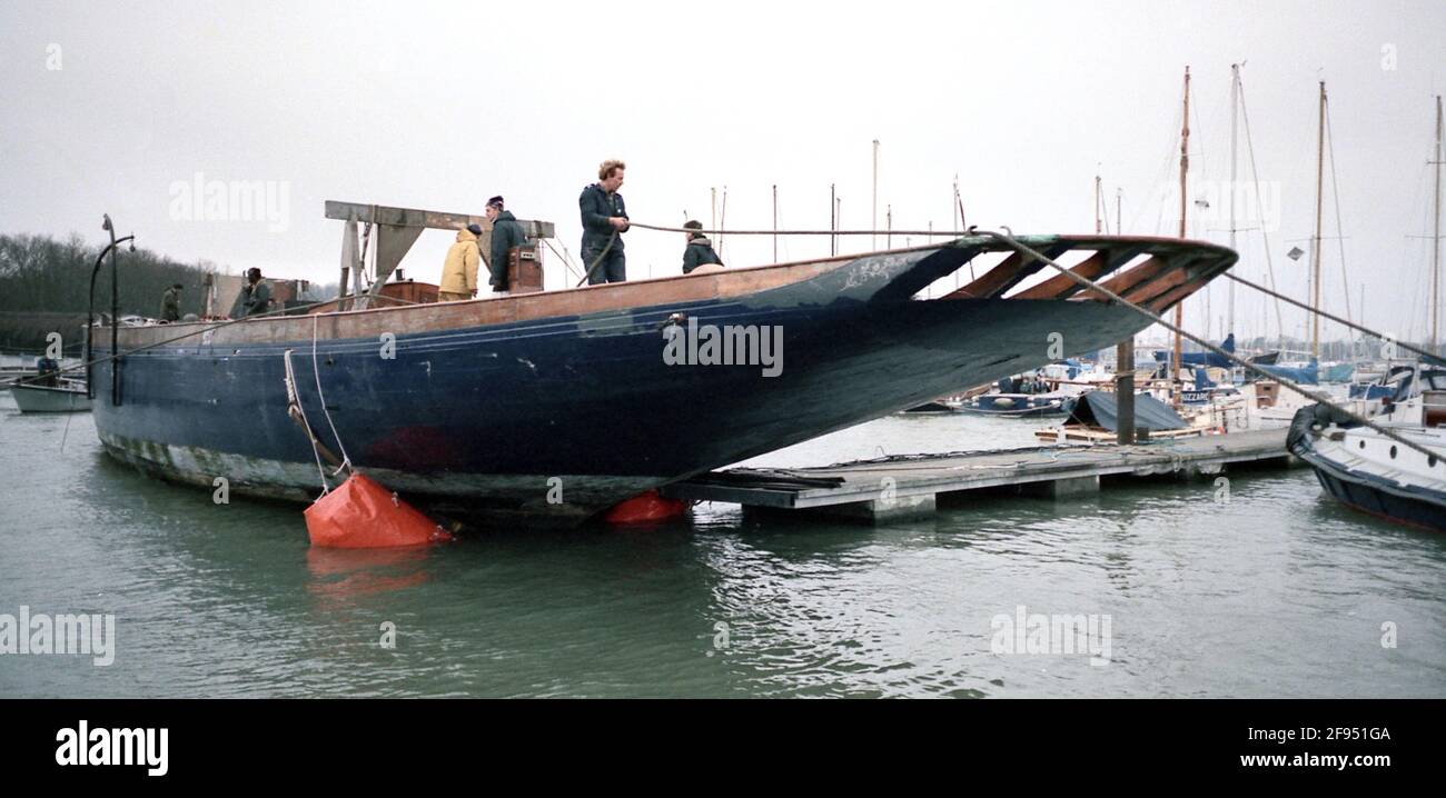 AJAXNETPHOTO. 1993. FIUME HAMBLE, INGHILTERRA. - BIG CLASS CLASSIC - LO SCAFO DELLO YACHT LULWORTH (EX TERPSICHORE) CHE ERA STATO ORMEGGIATO A CRABLECK USATO COME CASA GALLEGGIANTE DA MARITO E MOGLIE RICHARD E RENE LUCAS PER MOLTI ANNI, ESSENDO TRAINATO VIA PER IL RESTAURO DA NUOVI PROPRIETARI A VIAREGGIO, ITALIA. YACHT È STATO COSTRUITO COME GRANDE CLASSE GAFF-RIGGED TAGLIERINA DA FRATELLI BIANCHI, ITCHEN TRAGHETTO NEL 1920 PROGETTATO HERBERT WILLIAM BIANCO. FOTO:JONATHAN EASTLAND/AJAX. REF:1993 9A 22 Foto Stock