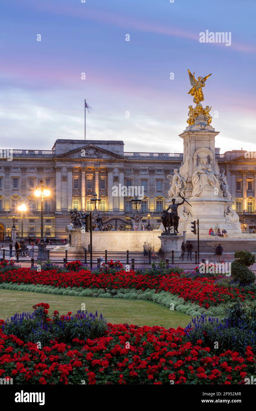 Twilight su Buckingham Palace, London, England, Regno Unito Foto Stock