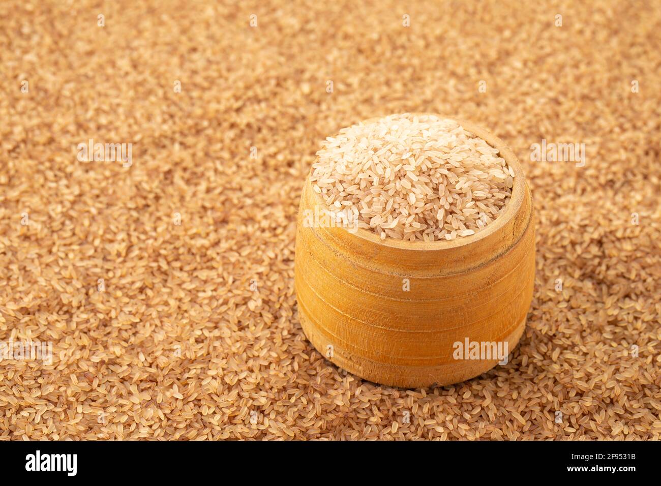 Riso Kerala Matta  riso parboiled o palakadan matta o arrangiato in un recipiente utilizzato tradizionalmente per la misurazione in kerala chiamato nazhi con re Foto Stock